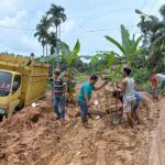 Warga desa Bakung dan Niaso protes jalan rusak