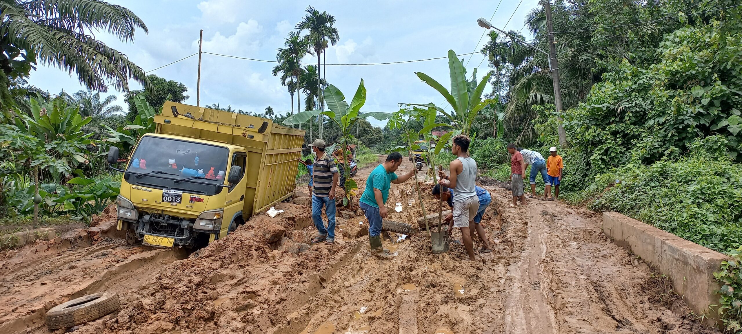 Warga desa Bakung dan Niaso protes jalan rusak