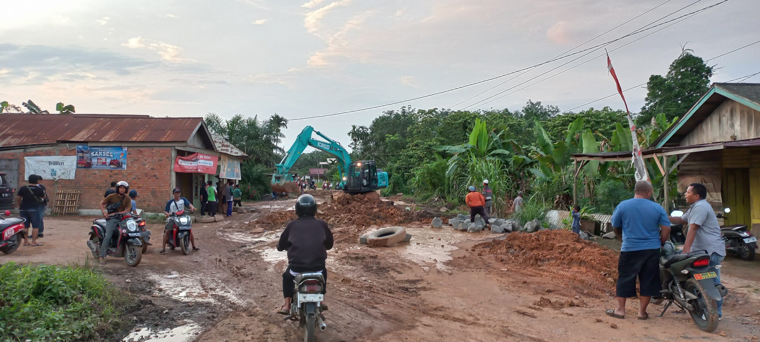 Masyarakat datangkan alat berat dari perusahan yang berada di sekitar jalan rusak tersebut