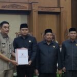 PJ Bupati Muaro Jambi menyerahkan draft RAPBD 2022