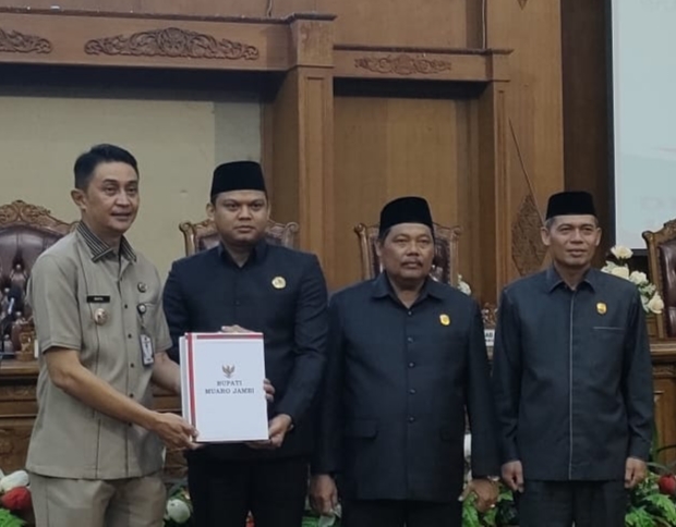 PJ Bupati Muaro Jambi menyerahkan draft RAPBD 2022